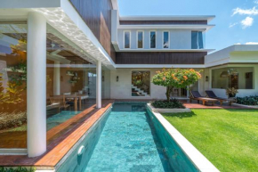 Villa Nestor - New Contemporary 3bd villa next to the Beach